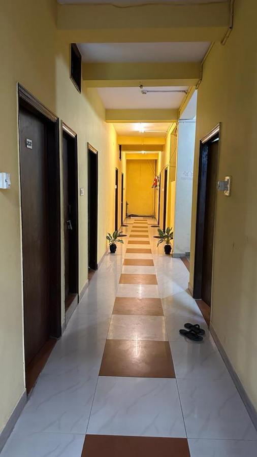 Hotel Aparajita バラナシ エクステリア 写真