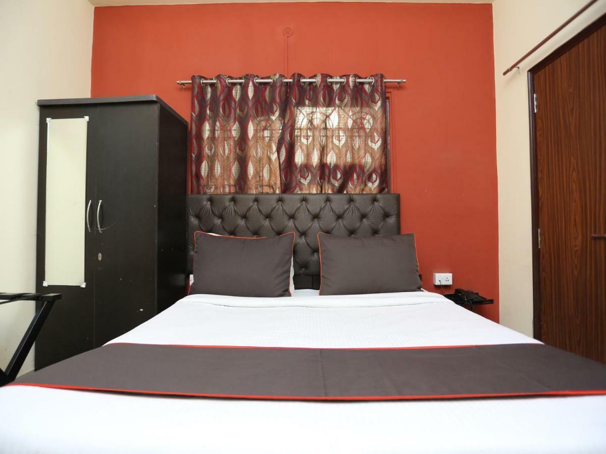 Hotel Aparajita バラナシ エクステリア 写真